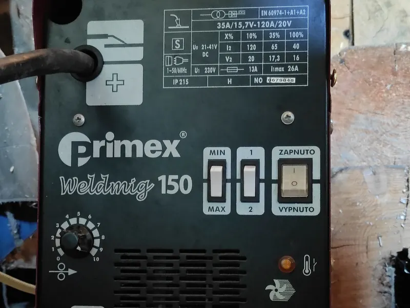 Façade d'un poste à souder semi-automatique : plaque signalétique, commutateurs de tension et molette de réglage du fil